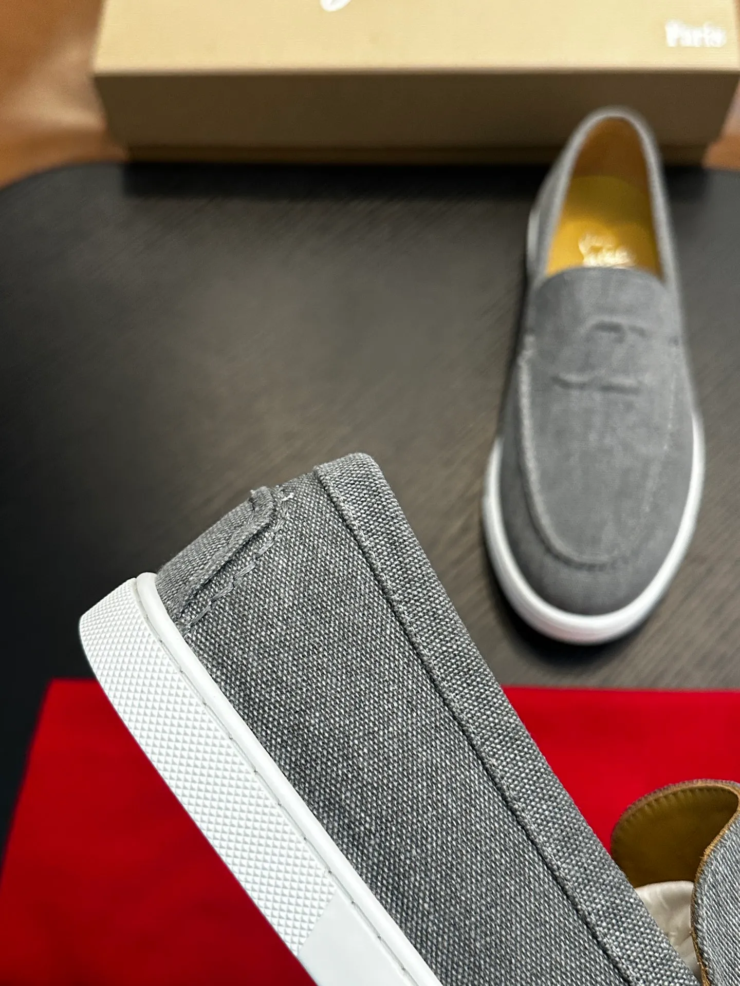 P760💰Christian Louboutin (red-soled shoes) Italian men’s casual sneakers are shipped! Each pair of shoes from this Italian handmade shoe brand has a simple and classic design, which is very comfortable and versatile! The upper fabric of this shoe is made of imported cowhide, with high-end and comfortable cowhide lining! The outsole is made of original rubber bottom sheets and is lined with cowhide! Brand-specific molded footbed, exclusive private mold control! Original box packaging, with shoe storage bag! 39 40 41 42 43 44 (38 45 46 customized)